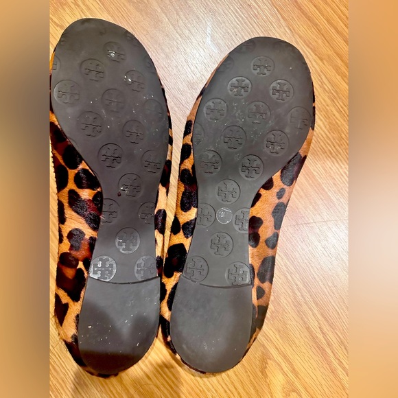 Tory Burch calf hair leopard flats Size 10 - Picture 3 of 6